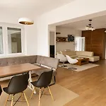 Hilltop Apartman *