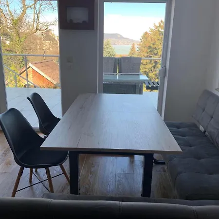 Hilltop Apartment *