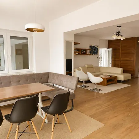 Hilltop Apartment *