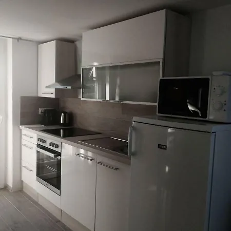 Hilltop Apartment *